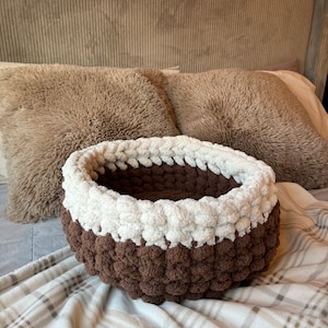 Hand Knit Chenille Yarn Cat Bed