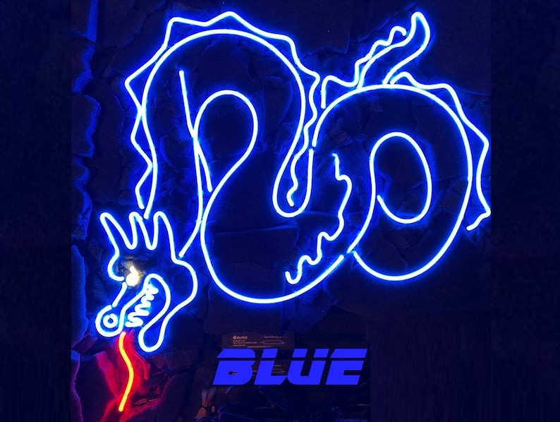 Może przedstawiać: Niebieski neonowy znak w kształcie smoka z napisem "BLUE" w kolorze białym poniżej.