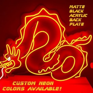 Może przedstawiać: Neonowy znak z czerwonym smokiem z ż&oacute;łtym obramowaniem. Znak ma matową czarną akrylową płytę tylną. Tekst "CUSTOM NEON COLORS AVAILABLE!" znajduje się na dole obrazu.