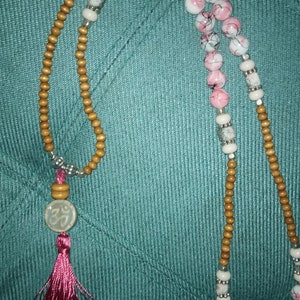 Collier de style Mala Lavendar OHM Tassell