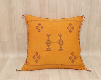 Handwoven Cactus Silk Pillow Cover: Moroccan Berber Boho Cushion (50x48 cm)