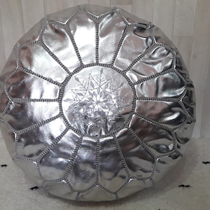 Pouf en faux cuir marocain fabriqué à la main, pouf en faux cuir pouf froid pouf de luxe argent, décoration marocaine pouf argent image 1