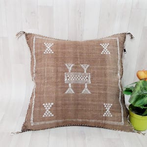Bruine zijden kussensloop cactus, Marokkaanse boho sierkussen, handgemaakt kussen Marokko, zijden kussen Sabracactus, woondecoratie