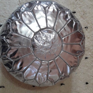 Pouf en faux cuir marocain fabriqué à la main, pouf en faux cuir pouf froid pouf de luxe argent, décoration marocaine pouf argent image 2