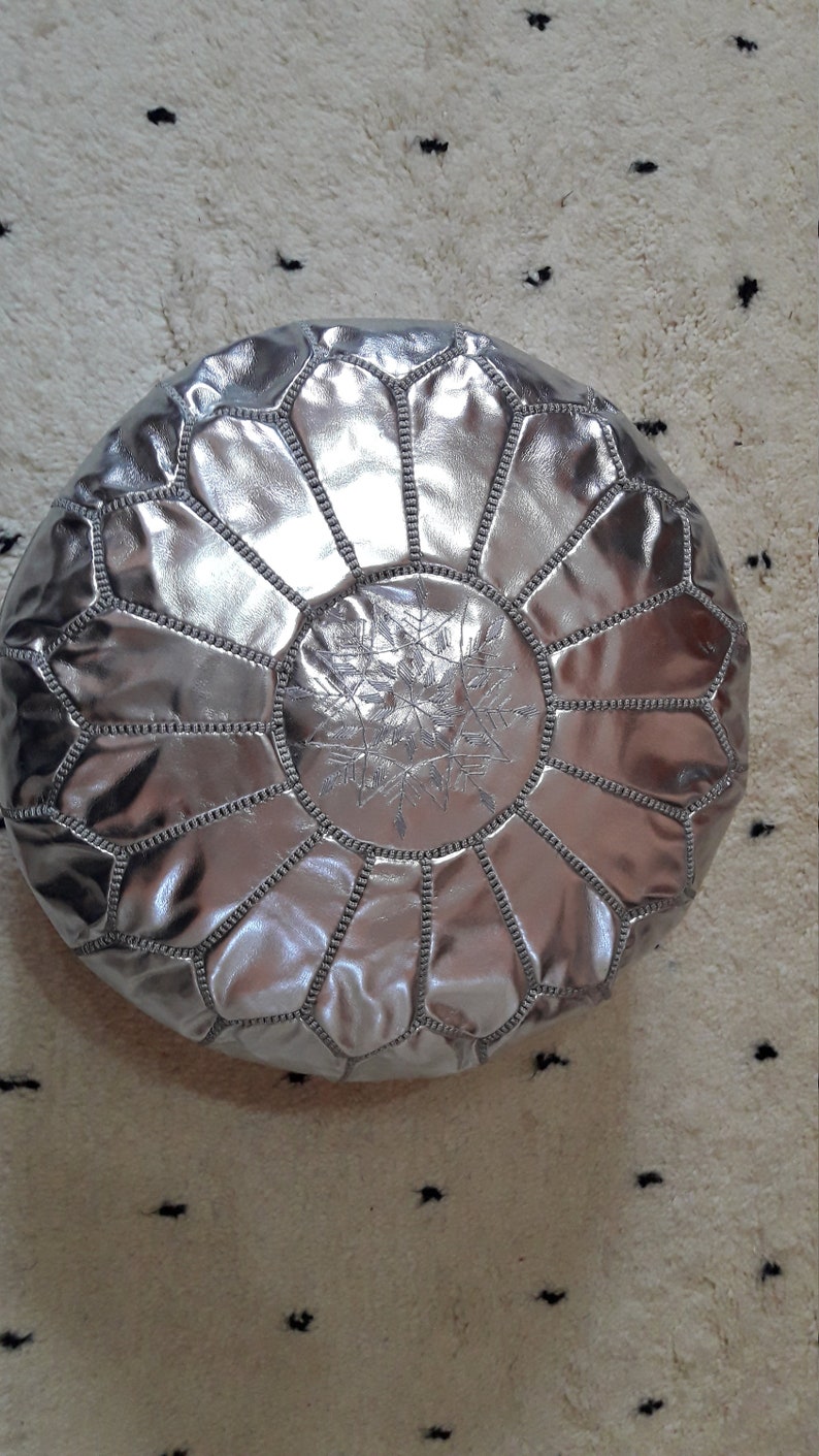 Pouf en faux cuir marocain fabriqué à la main, pouf en faux cuir pouf froid pouf de luxe argent, décoration marocaine pouf argent image 2