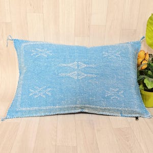 Federa per cuscino in seta con cactus color cielo, cuscino da tiro marocchino boho, cuscino berbero tessuto a mano, cuscino in seta con cactus Sabra, arredamento per la casa
