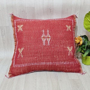 Housse de coussin en soie de cactus rouge/orange : coussin berbère marocain tissé à la main (52 x 48 cm)