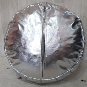 Pouf en faux cuir marocain fabriqué à la main, pouf en faux cuir pouf froid pouf de luxe argent, décoration marocaine pouf argent image 4