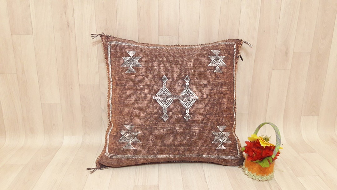 Kaktus Seide Kissen  Aulikki pad concept - Kaktus Kissen "Desert" mit grau  grnen Wsten Kakteen ...