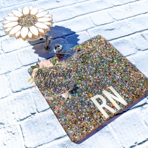 Witte zonnebloem badgehaspel met gouden glitter RN Badge Buddy