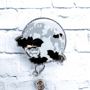 Bat and Moon Badge Reel: Halloween Krankenschwester Accessoire
