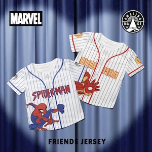 Peut inclure: Deux maillots de baseball blancs &agrave; rayures bleues et rouges. L'un pr&eacute;sente "SPIDERMAN" et un graphisme du personnage, l'autre "IRON MAN" avec un graphisme du personnage. Le logo Marvel est en haut &agrave; gauche.