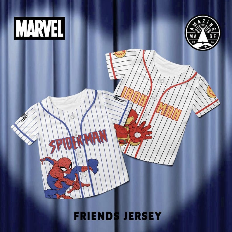 Peut inclure: Deux maillots de baseball blancs &agrave; rayures bleues et rouges. L'un pr&eacute;sente "SPIDERMAN" et un graphisme du personnage, l'autre "IRON MAN" avec un graphisme du personnage. Le logo Marvel est en haut &agrave; gauche.