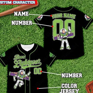 Peut inclure: Maillot de baseball noir avec Buzz l'&Eacute;clair de Toy Story. Le maillot a des accents verts, le num&eacute;ro "00" et la possibilit&eacute; d'ajouter un nom personnalis&eacute;. Une batte et une balle de baseball sont &eacute;galement visibles.