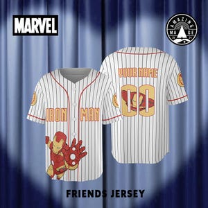 Peut inclure: Maillot de baseball &agrave; rayures blanches et rouges, avec des graphismes d'Iron Man. Le devant affiche "IRON MAN", tandis que le dos porte "YOUR NAME" et le num&eacute;ro "00". Le logo Marvel est visible en haut &agrave; gauche. Le texte "FRIENDS JERSEY" est en bas.