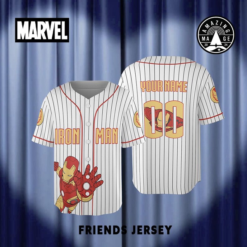 Peut inclure: Maillot de baseball &agrave; rayures blanches et rouges, avec des graphismes d'Iron Man. Le devant affiche "IRON MAN", tandis que le dos porte "YOUR NAME" et le num&eacute;ro "00". Le logo Marvel est visible en haut &agrave; gauche. Le texte "FRIENDS JERSEY" est en bas.