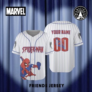 Peut inclure: Maillot de baseball blanc &agrave; rayures bleues avec le mot "SPIDERMAN" en rouge. Il pr&eacute;sente une image de Spider-Man et le texte "YOUR NAME" au dos. Le logo Marvel est visible. Le texte "FRIENDS JERSEY" est en bas.