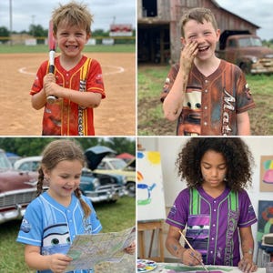 Puede incluir: Cuatro ni&ntilde;os con camisetas de b&eacute;isbol con personajes de la pel&iacute;cula Cars. Las camisetas son rojas, marrones, azules y moradas. Un ni&ntilde;o sostiene un bate de b&eacute;isbol, otro est&aacute; cubierto de barro, un tercero sostiene un mapa y el cuarto est&aacute; pintando.