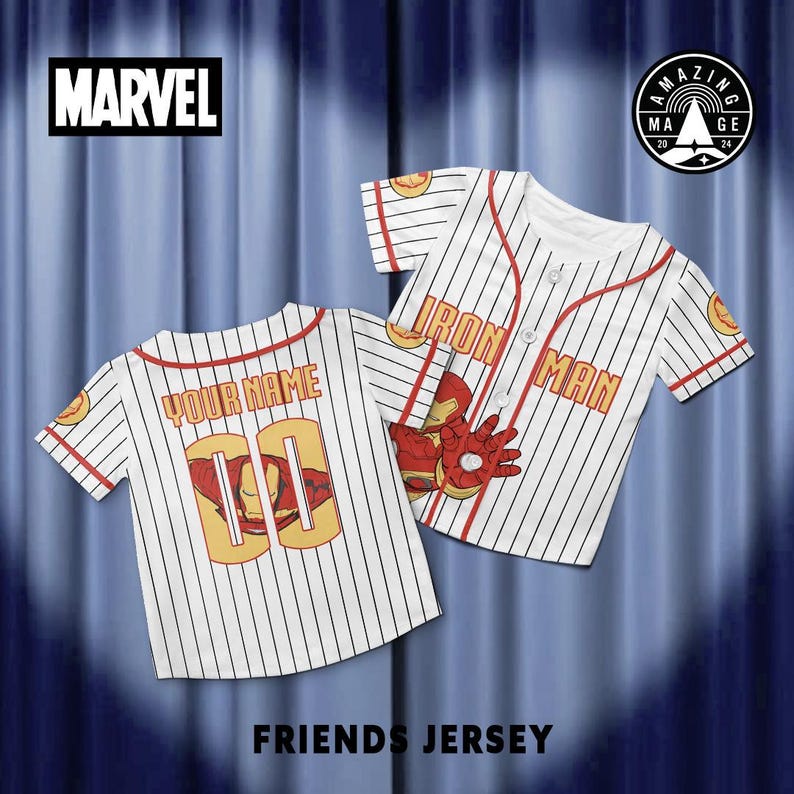 Peut inclure: Deux maillots de baseball blancs &agrave; fines rayures noires. L'un porte "YOUR NAME" et "00" au dos avec un graphisme Iron Man. L'autre dit "IRON MAN" avec un graphisme de main Iron Man. Le logo Marvel est en haut &agrave; gauche.