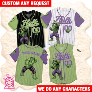 Pode incluir: Quatro camisas de beisebol com o personagem Hulk. Os designs incluem preto com riscas verdes, branco com riscas roxas e duas versões verdes. Cada camisa exibe o texto Hulk, o número 00 e um gráfico do personagem Hulk.