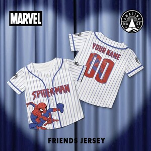 Peut inclure: Maillot de baseball &agrave; rayures blanches et bleues avec le mot "SPIDERMAN" en rouge. Le maillot pr&eacute;sente un graphisme de Spider-Man et le texte "YOUR NAME" au dos avec le num&eacute;ro "00". Le logo Marvel est dans le coin sup&eacute;rieur gauche.