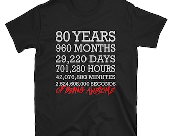 Puede incluir: Camiseta negra con texto blanco que dice "80 Años 960 Meses 29.220 Días 701.280 Horas 42.076.800 Minutos 2.524.608.000 Segundos de Ser Increíble".