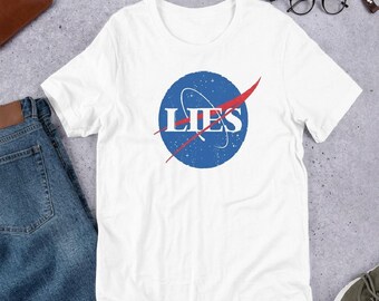 T-Shirt mit Parodie auf die Lügen der flachen Erde, humorvolles Grafik-T-Shirt zum Thema Verschwörungstheorien – das perfekte Geschenk