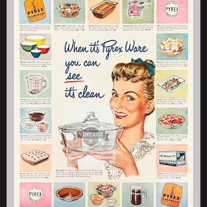 Op de afbeelding: Een vintage advertentie voor Pyrex kookgerei met een vrouw die een glazen ovenschaal vasthoudt. De advertentie benadrukt de voordelen van Pyrex, waaronder de duurzaamheid, hittebestendigheid en gemakkelijke reiniging. De advertentie toont een verscheidenheid aan Pyrex producten, waaronder mengkommen, maatbekers, taartvormen, taartvormen en een percolator.