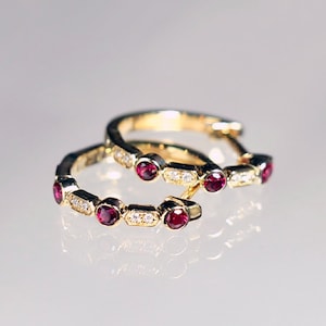 Sterling Silber Lab Rubin Huggie Ohrring, 14K Gold Minimalist Rubin Creolen, zierlicher alltäglicher Schmuck für Sie, Muttertag