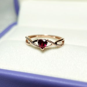 Anel solitário de contorno com rubi em forma de coração, anel com pedra do mês de julho em ouro 14K e rubi em forma de coração, anel de casamento em ouro rosa, aniversário, dia das mães