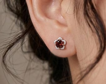 Granat Blume Ohrringe, Sterling Silber Halo, Rote Florale Edelsteine, Sakura Ohrstecker Hochzeit Schmuck