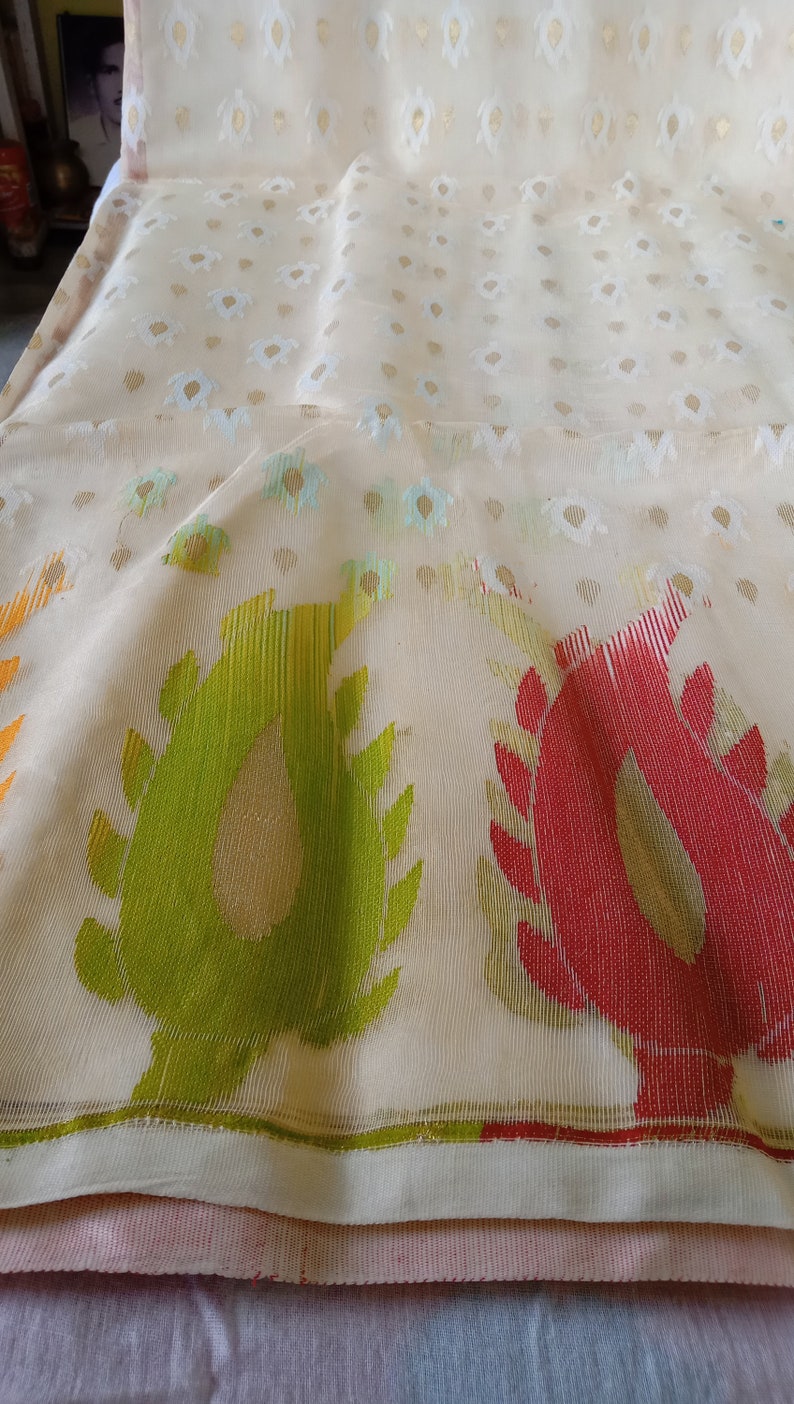 Free Falls and Pikko Reshom Jamdani Saree With Golden Zarii Kuchi anchal Saree DHL Shipping in 4 to 6 days