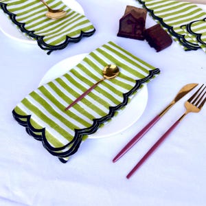 Tovagliolo bianco a strisce verde salvia, tovaglioli stampati a mano indiani, tovaglioli con ricamo nero, tovaglioli quadrati a forma di conchiglia, decorazioni da tavola, fazzoletto di cotone, regalo per lei