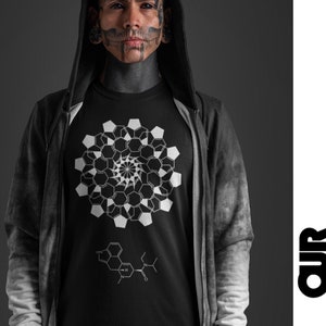Może przedstawiać: Czarny T-shirt z białym geometrycznym wzorem i nadrukowanym na przodzie wzorem chemicznym. Wzór przedstawia spiralny wzór sześciokątów.