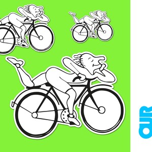 Puede incluir: Dibujo en blanco y negro de una persona montando en bicicleta. La persona está reclinada hacia atrás y sonriendo. La bicicleta tiene dos ruedas y un manillar. La imagen está sobre un fondo verde.