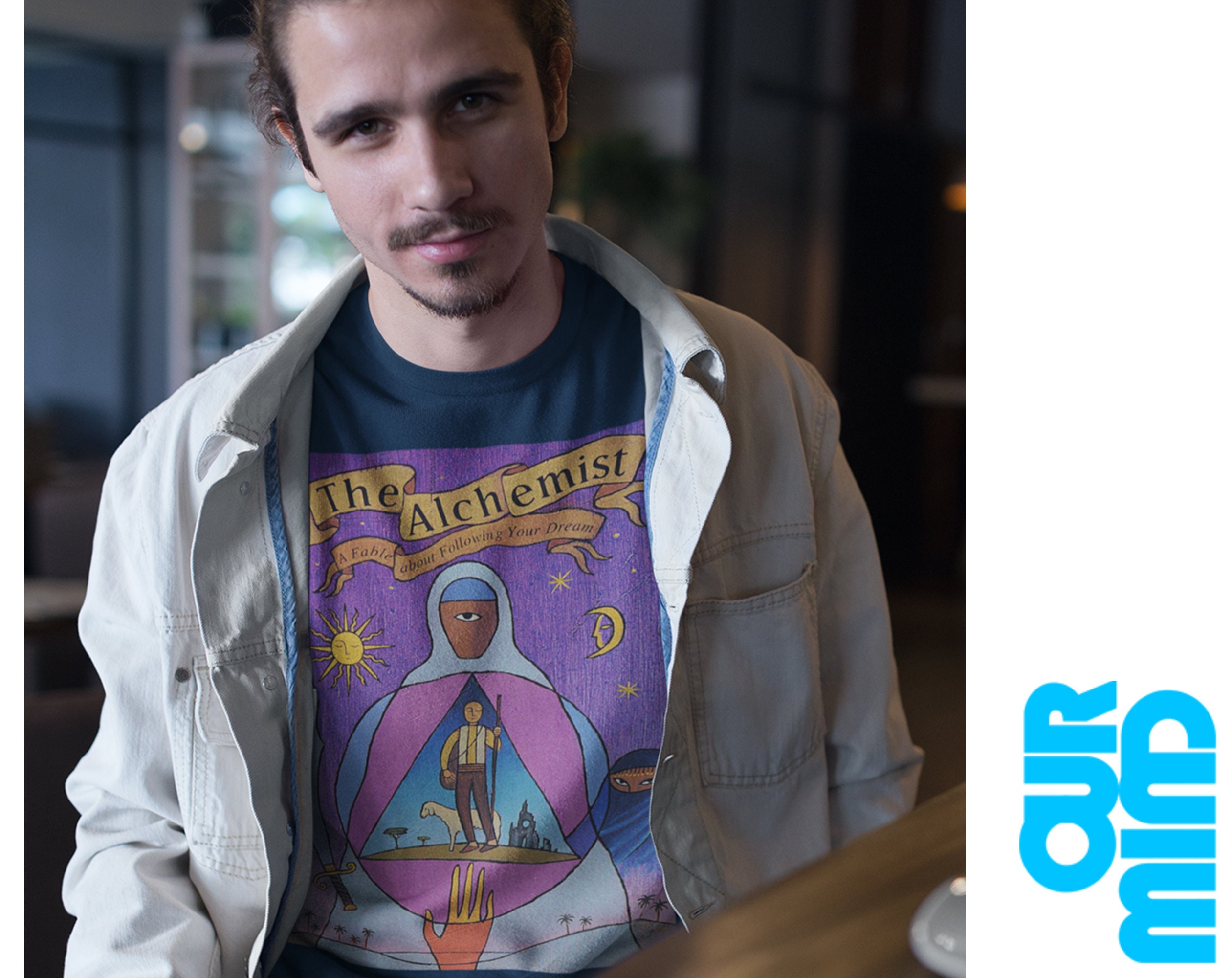 アルケミストTシャツ：パウロ・コエーリョの小説、エジプトの 