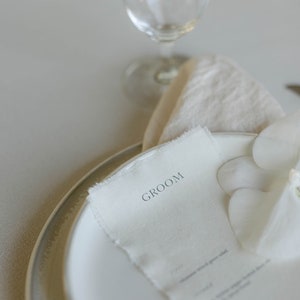 Menú de boda de tela/ Menú de boda mínimo/ Menú de boda único/ Decoración de mesa de boda/Menú de lino/ Tarjetas de lugar/ Menú de boda con nombres de invitados