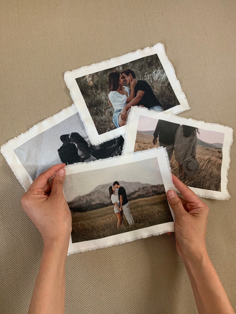 Puede incluir: Cuatro fotograf&iacute;as diferentes impresas en tela con bordes deshilachados. Cada foto muestra una pareja bes&aacute;ndose o abraz&aacute;ndose en un entorno natural al aire libre.