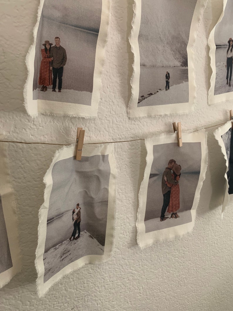 Puede incluir: Una serie de fotos de una pareja en varias poses, impresas en tela y colgadas con pinzas para la ropa. Las fotos tienen un estilo r&uacute;stico y vintage.
