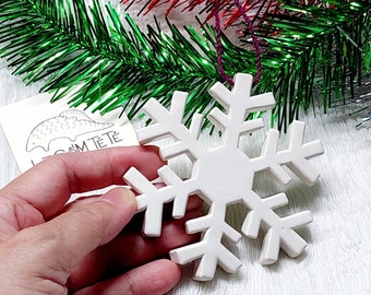 Flocon de neige en céramique blanche, ornement de Noël, ornement en céramique, décoration de Noël, cadeau de Noël, flocon de neige de Noël, cadeau personnalisé