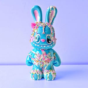Statua decorativa BUNNY Labubu design Graffiti art toy, giocattolo d'arte pop art street art, cartoon Bearbrick arte contemporanea pop art