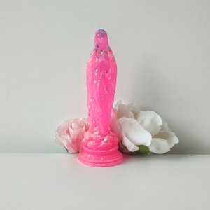 Resin figure Virgin Mary phosphorescent, Sculpture Madonna pop Religious Statue, pop Madonna Lourdes statue, pink religious sculpture popart