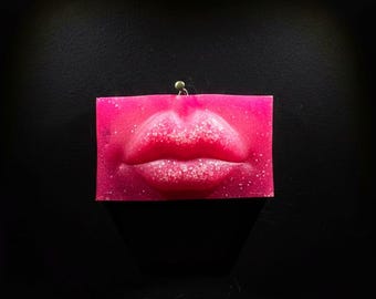 Lips sculpture Wall art Fluorescent pink decoration, glitter resin wall decor 4.3x2.3 in, unique gift for art lovers or stylish friends