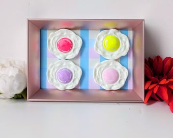 Escultura de resina hecha a mano con huevo frito, regalo único, comida falsa fluo pop art, estatua de resina Esculturas realistas de huevos de arte pop