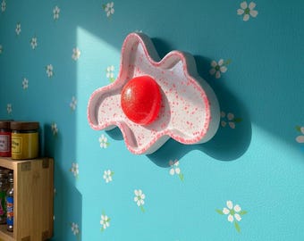 Giant fried egg wall sculpture in 3D resin, kitsch pop art decor for kitchen 30x19 cm wall hanging, pop art sculpture / fake food