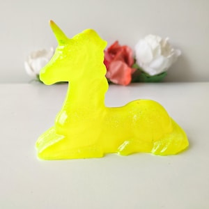 Figura de unicornio de resina, estatua de unicornio con purpurina amarilla neón, decoración de fantasía, regalo kawaii, accesorio de habitación de fantasía