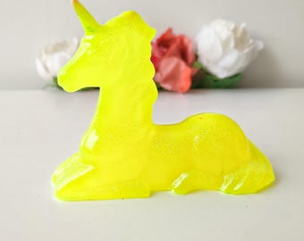 Statuetta di unicorno in resina, statua di unicorno giallo fluo glitter, decorazione fantasy, regalo kawaii, accessorio per ambienti fantasy