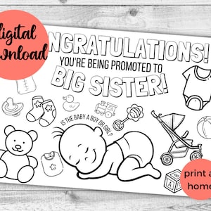 Puede incluir: Una página para colorear imprimible en blanco y negro que anuncia la llegada de un nuevo bebé. El texto dice "¡Felicidades! ¡Estás siendo ascendida a hermana mayor!" e incluye una variedad de imágenes relacionadas con bebés como un bebé, un sonajero, un chupete, un cochecito y un osito de peluche.