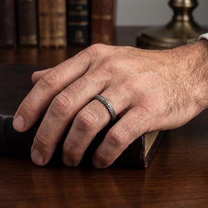 Anillo de boda personalizado grabado para él o para ella, de plata de ley vintage con textura de hoja en zigzag.