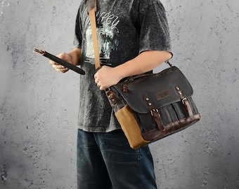 Könnte beinhalten: Schwarze Canvas-Umhängetasche mit braunen Lederdetails und Riemen. Die Tasche hat einen Klappenverschluss mit Schnallen und eine beige Canvas-Seitenwand. Sie wird über der Schulter mit einem braunen Lederriemen getragen.